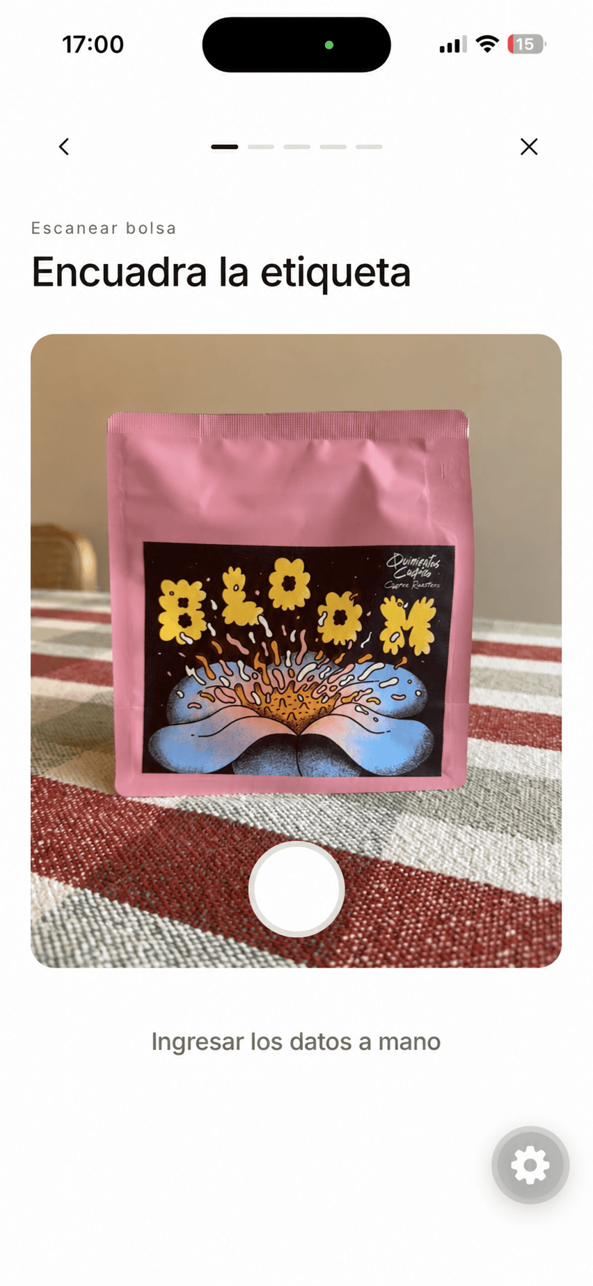 Cofi escaneando la etiqueta de una bolsa de café